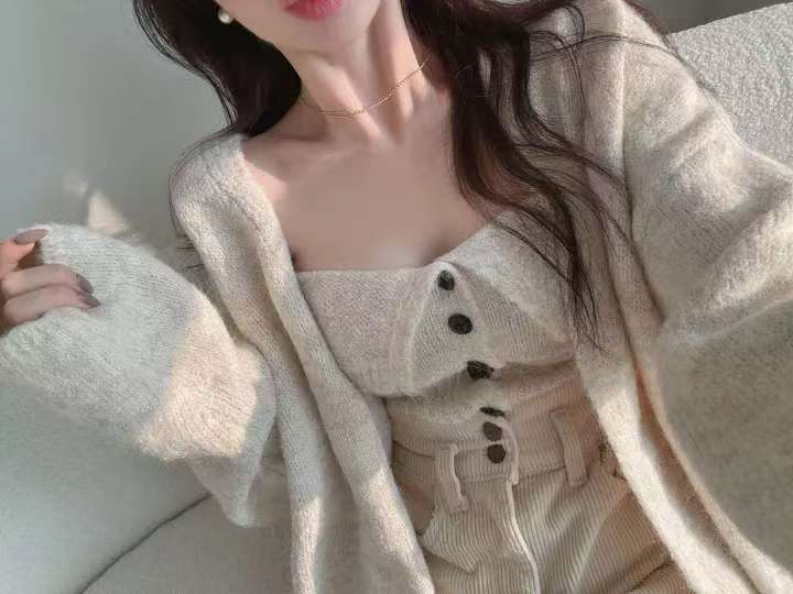 chic法式氣質不規則單排扣抹胸背心+長袖毛毛外套