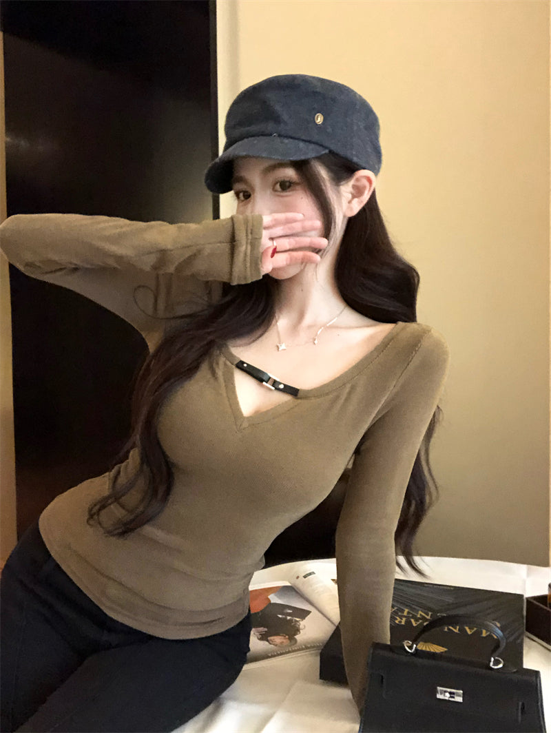 領口設計感收腰顯瘦內搭上衣